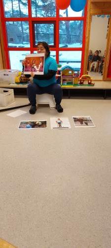 Valeska har samling for småbarnsavdelingen om funkjsonsutfordringer.